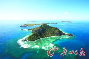 依云經(jīng)典的跨界設(shè)計(jì)系列。左起為